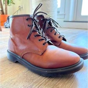 Dr Martens brown boots men’s 9 or Ladies 10 unisex